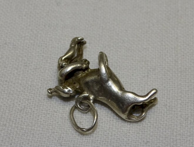 -JOLIE BRELOQUE ARGENT  REPRESENTANT UN TAUREAU et UN RASETEUR BIJOU ANCIEN    D
