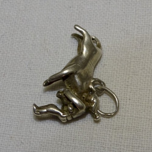 -JOLIE BRELOQUE ARGENT  REPRESENTANT UN TAUREAU et UN RASETEUR BIJOU ANCIEN    D