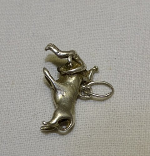 -JOLIE BRELOQUE ARGENT  REPRESENTANT UN TAUREAU et UN RASETEUR BIJOU ANCIEN    D