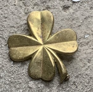 jolie broche ancienne en laiton en forme de trèfle à quatre feuilles