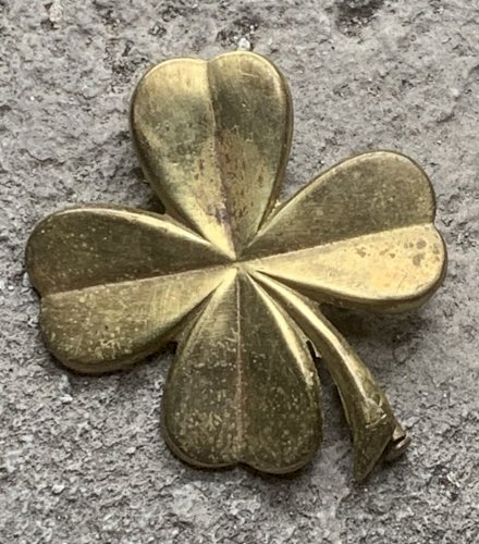jolie broche ancienne en laiton en forme de trèfle à quatre feuilles