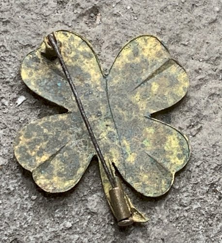 jolie broche ancienne en laiton en forme de trèfle à quatre feuilles