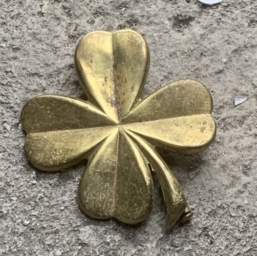 jolie broche ancienne en laiton en forme de trèfle à quatre feuilles