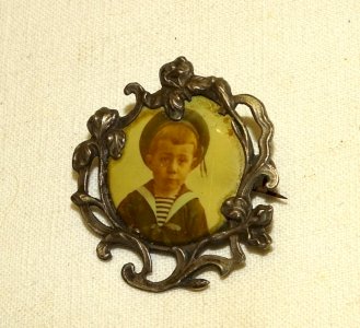 -JOLIE BROCHE ART NOUVEAU PORTE PHOTO ARGENT poinçon SANGLIER PHOTO ENFANT    D