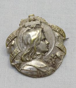 - PRETTY COMMEMORATIVE & RELIGIOUS BROOCH Silver-Plated St. JOAN OF ARC 1909 D