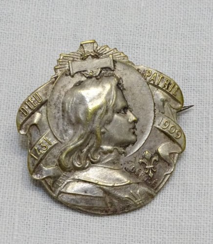 -JOLIE BROCHE COMMEMORATIVE & RELIGIEUSE Métal Argenté Ste JEANNE D'ARC 1909   D