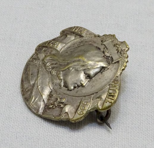-JOLIE BROCHE COMMEMORATIVE & RELIGIEUSE Métal Argenté Ste JEANNE D'ARC 1909   D