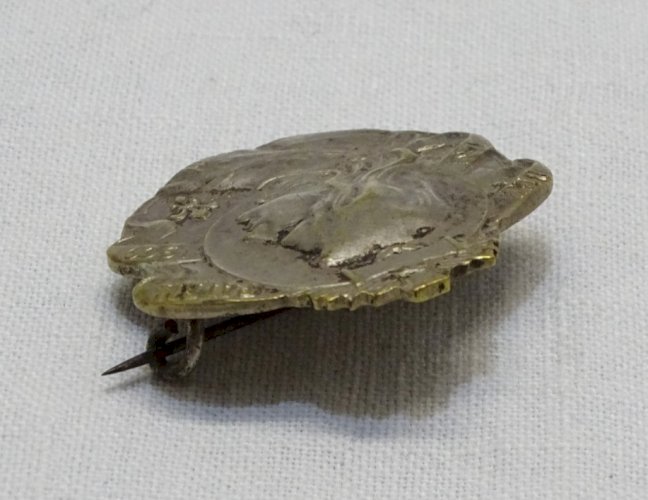 -JOLIE BROCHE COMMEMORATIVE & RELIGIEUSE Métal Argenté Ste JEANNE D'ARC 1909   D