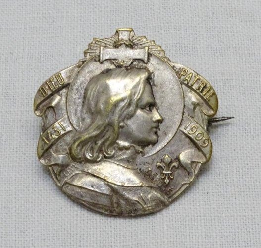-JOLIE BROCHE COMMEMORATIVE & RELIGIEUSE Métal Argenté Ste JEANNE D'ARC 1909   D