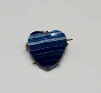 -JOLIE BROCHE FORME de COEUR en AGATHE BLEUE MONTURE LAITON Doré BIJOU ANCIEN  D