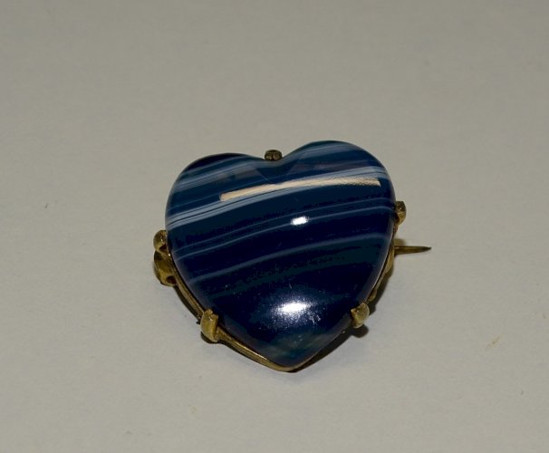 -JOLIE BROCHE FORME de COEUR en AGATHE BLEUE MONTURE LAITON Doré BIJOU ANCIEN  D