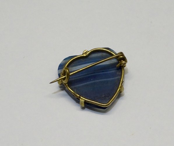 -JOLIE BROCHE FORME de COEUR en AGATHE BLEUE MONTURE LAITON Doré BIJOU ANCIEN  D