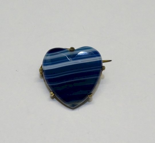 -JOLIE BROCHE FORME de COEUR en AGATHE BLEUE MONTURE LAITON Doré BIJOU ANCIEN  D