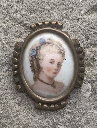 Jolie broche porcelaine de Limoges portrait romantique vintage