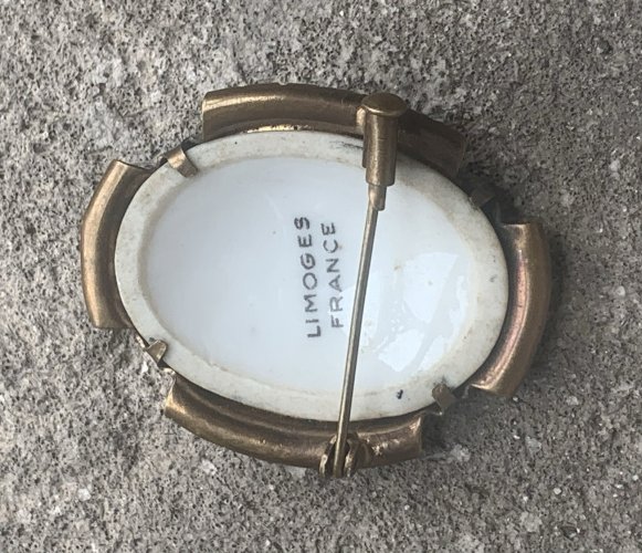 Jolie broche porcelaine de Limoges portrait romantique vintage