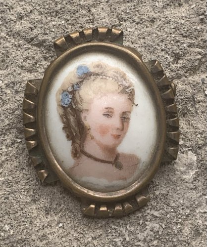 Jolie broche porcelaine de Limoges portrait romantique vintage