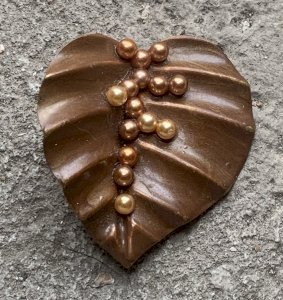 jolie broche vintage en métal doré en forme de coeur nervuré  et perles