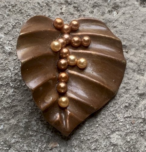 jolie broche vintage en métal doré en forme de coeur nervuré  et perles