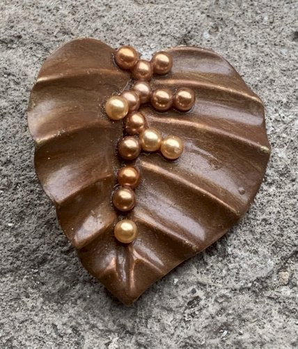 jolie broche vintage en métal doré en forme de coeur nervuré  et perles