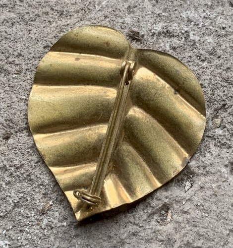 jolie broche vintage en métal doré en forme de coeur nervuré  et perles