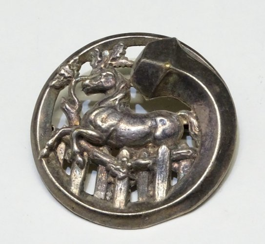 -JOLIE BROCHE XXe METAL ARGENTE CHEVAL SAUTANT AU DESSUS D'UNE BARRIERE BOIS  D
