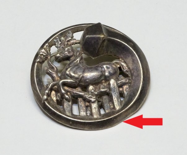 -JOLIE BROCHE XXe METAL ARGENTE CHEVAL SAUTANT AU DESSUS D'UNE BARRIERE BOIS  D