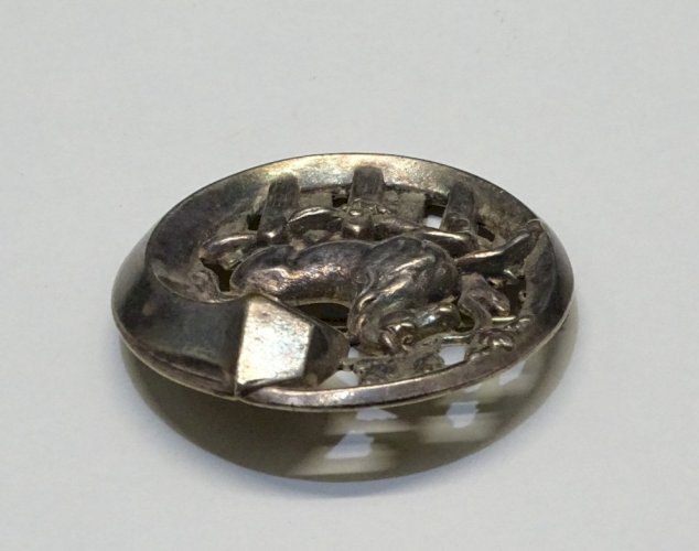 -JOLIE BROCHE XXe METAL ARGENTE CHEVAL SAUTANT AU DESSUS D'UNE BARRIERE BOIS  D