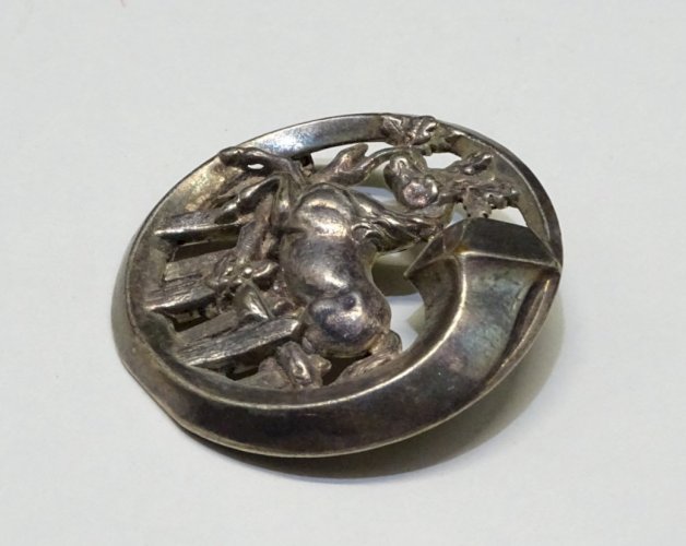 -JOLIE BROCHE XXe METAL ARGENTE CHEVAL SAUTANT AU DESSUS D'UNE BARRIERE BOIS  D