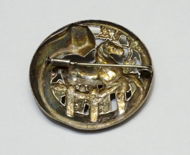 -JOLIE BROCHE XXe METAL ARGENTE CHEVAL SAUTANT AU DESSUS D'UNE BARRIERE BOIS  D