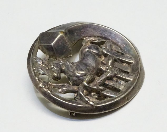 -JOLIE BROCHE XXe METAL ARGENTE CHEVAL SAUTANT AU DESSUS D'UNE BARRIERE BOIS  D