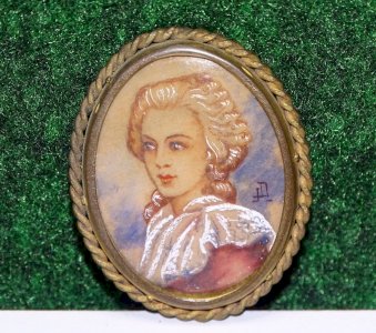 -JOLIE BROCHE XXe TOUR LAITON PORTRAIT de FEMME Goût XIXe  bijoux ancien  D