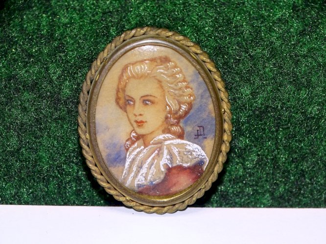 -JOLIE BROCHE XXe TOUR LAITON PORTRAIT de FEMME Goût XIXe  bijoux ancien  D