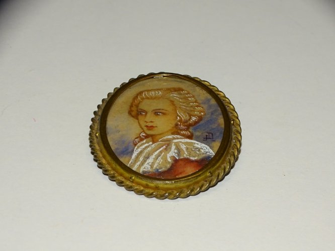 -JOLIE BROCHE XXe TOUR LAITON PORTRAIT de FEMME Goût XIXe  bijoux ancien  D