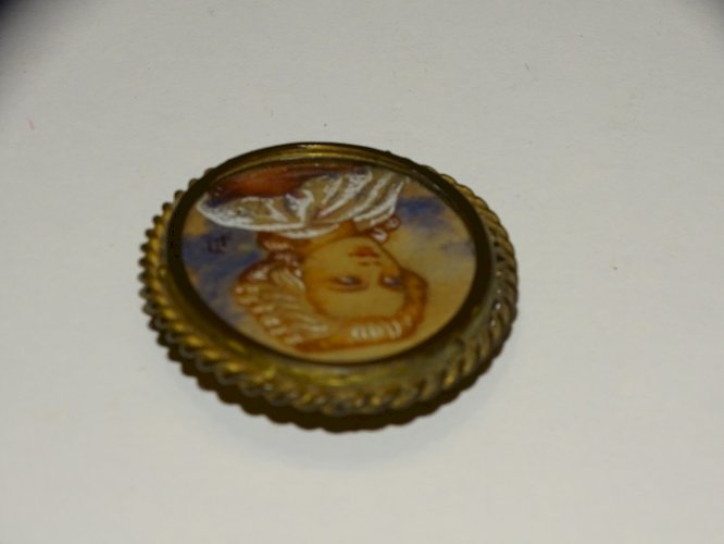 -JOLIE BROCHE XXe TOUR LAITON PORTRAIT de FEMME Goût XIXe  bijoux ancien  D