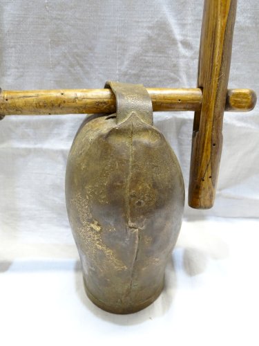 -JOLIE CLOCHE de CHEVRE ET SON COLLIER BOIS COLLECTION ART POPULAIRE DECO