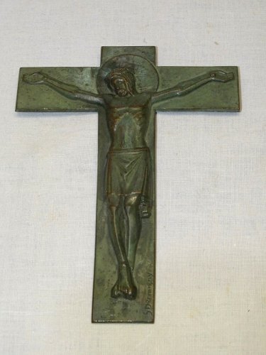 -JOLIE CROIX MURALE CRUCIFIX ART DECO PATINE VERTE Signé S DERMIGNY RELIGION   D
