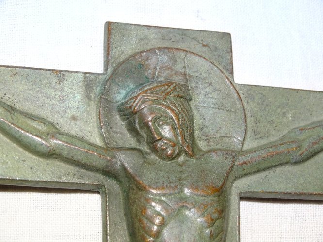 -JOLIE CROIX MURALE CRUCIFIX ART DECO PATINE VERTE Signé S DERMIGNY RELIGION   D