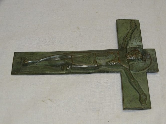 -JOLIE CROIX MURALE CRUCIFIX ART DECO PATINE VERTE Signé S DERMIGNY RELIGION   D