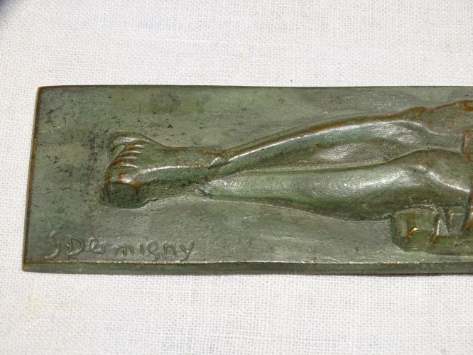 -JOLIE CROIX MURALE CRUCIFIX ART DECO PATINE VERTE Signé S DERMIGNY RELIGION   D