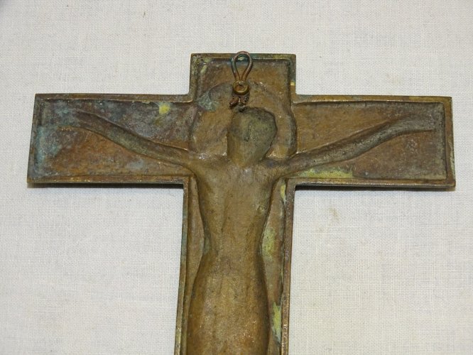 -JOLIE CROIX MURALE CRUCIFIX ART DECO PATINE VERTE Signé S DERMIGNY RELIGION   D