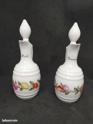 Jolie huilier et vinaigrier ancien a decor floral en porcelaine de paris en bel etat