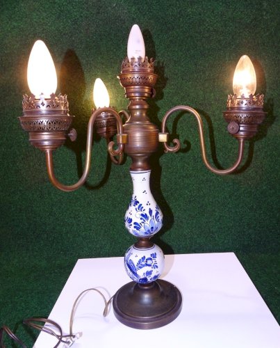 -JOLIE LAMPE A POSER 4 FEUX PORCELAINE de DELFT LAITON et METAL VIEILLI déco   D