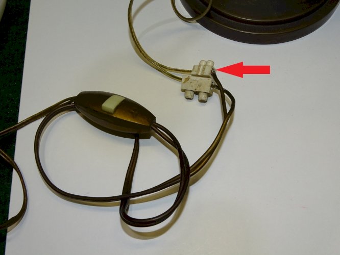 -JOLIE LAMPE A POSER 4 FEUX PORCELAINE de DELFT LAITON et METAL VIEILLI déco   D