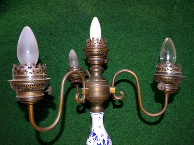 -JOLIE LAMPE A POSER 4 FEUX PORCELAINE de DELFT LAITON et METAL VIEILLI déco   D