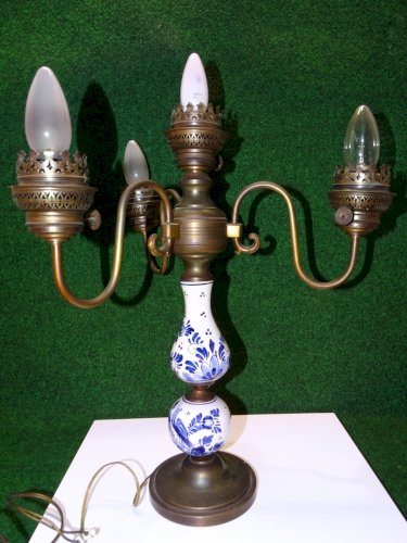 -JOLIE LAMPE A POSER 4 FEUX PORCELAINE de DELFT LAITON et METAL VIEILLI déco   D