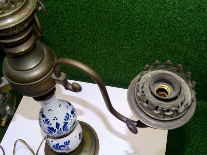 -JOLIE LAMPE A POSER 4 FEUX PORCELAINE de DELFT LAITON et METAL VIEILLI déco   D