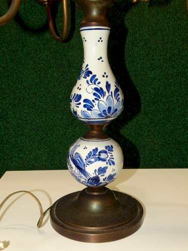 -JOLIE LAMPE A POSER 4 FEUX PORCELAINE de DELFT LAITON et METAL VIEILLI déco   D