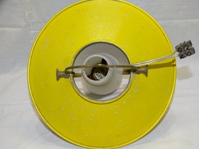 - JOLIE LAMPE SUSPENSION VINTAGE ABAT JOUR METAL peint JAUNE Déco XXe    D