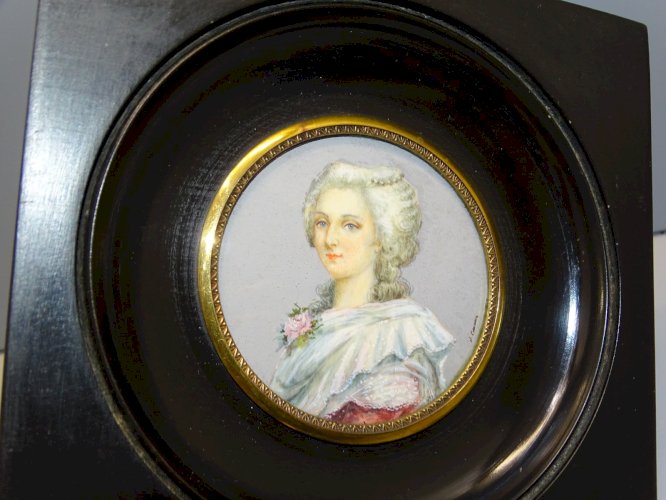 -JOLIE MINIATURE PEINTE Signée J CANOVA PORTRAIT FEMME de QUALITE CADRE BOIS   D