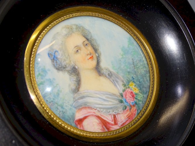 -JOLIE MINIATURE PEINTE Signée J CANOVA PORTRAIT FEMME de QUALITE CADRE BOIS   D